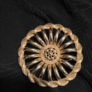 Elegant Gold-Toned vintage Brooch